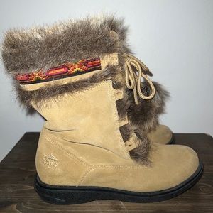 Beige women’s Totes boots size 7